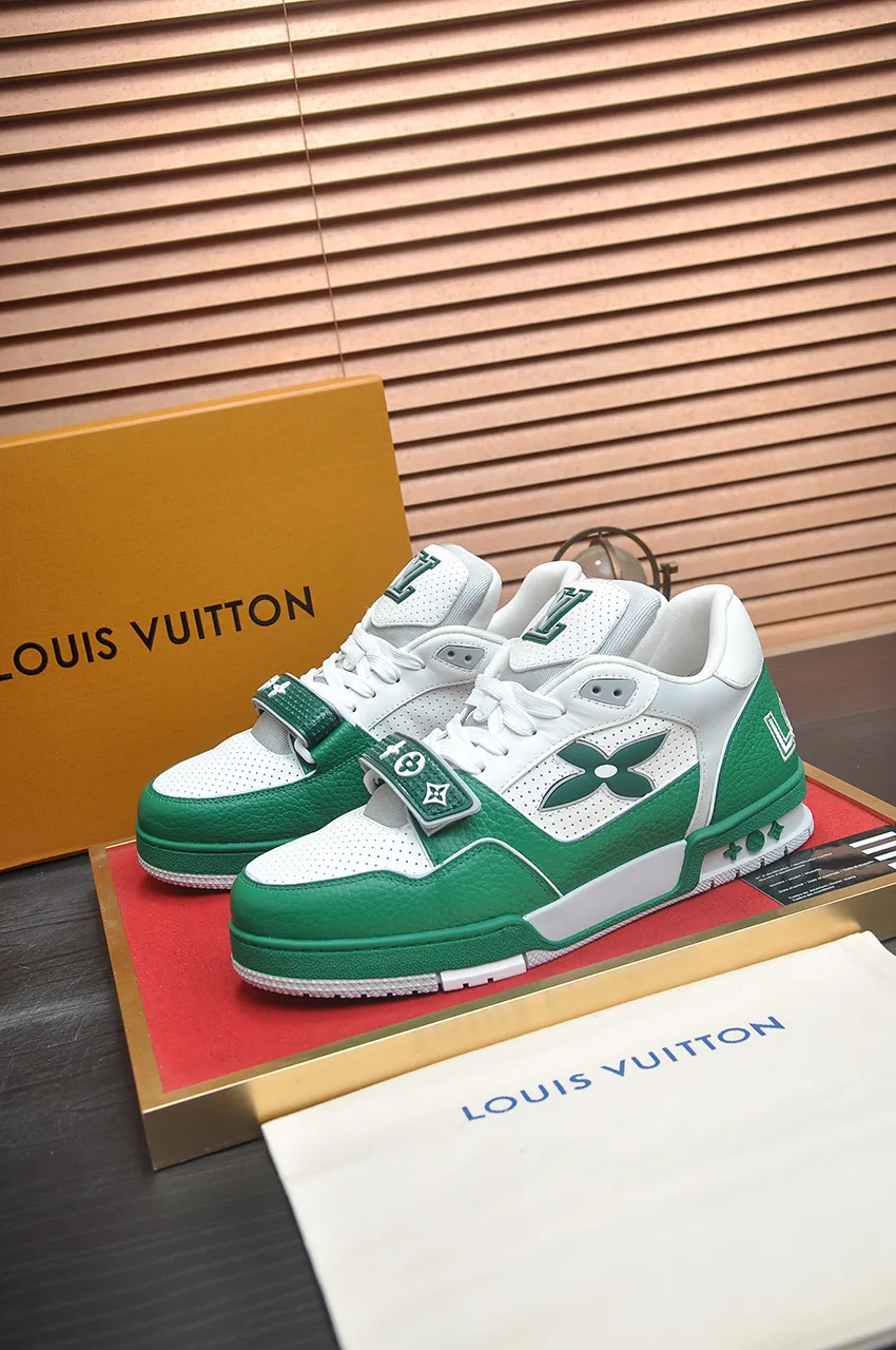 Men's shoes 💰660💶Original development, quality shipping, welcome to compare - LV sneaker series LV Trainer Maxi sneakers introduce the loose silhouette of the ready-to-wear series into the LV Trainer sneaker design written by Virgil Abloh, making an eye-catching appearance in the spring and summer men's wear shows. The cow leather upper is combined with rough fabric laces, and colorful beading highlights the brand's classic elements. LV letters mark the tongue and Monogram floral outsole. Mixed materials Made of first-layer cowhide, wrapped in imported custom-printed denim, thick shoelace design, large Monogram print on the side, "lv 54" badges on the tongue and heel, rubber outsole decorated with Monogram flowers, mesh lining and cotton feet, the comfort is as extreme as ever, premium heritage, quality first, worth owning! Size: Women's 35-39 (customized at 40, non-refundable) Men's 39-45 (customized at 38.46, non-refundable) ♡Full set of packaging with original gift box